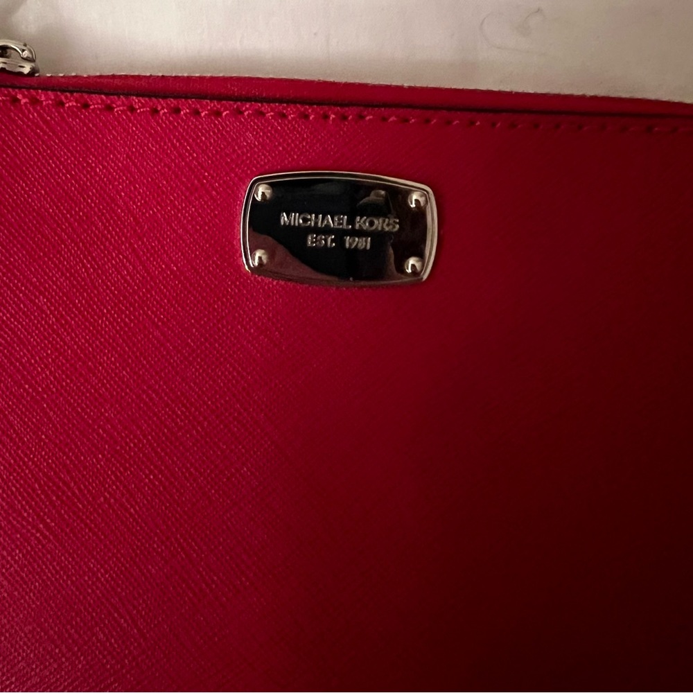Michael Kors Corner Zip Pouch, Saffiano Leather, EUC - Picture 3 of 9